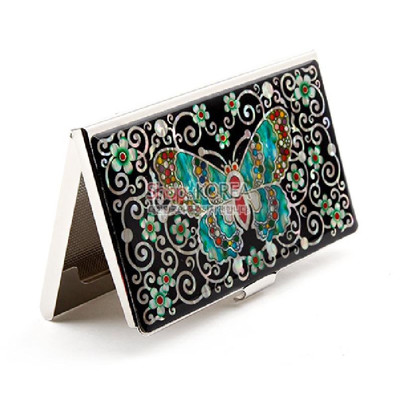 검은 바탕 위 자개 채색나비와 꽃문양을 상감한 금속 명함집. 검은 바탕 위 자개 채색나비와 꽃문양을 상감한 금속 명함집.