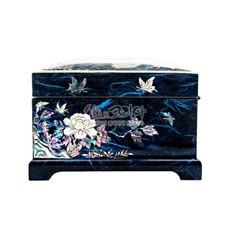짙은 청색 옻칠 바탕에 자개 상감으로 목단꽃과 나비 문양을 수놓은 직사각형 보석함.