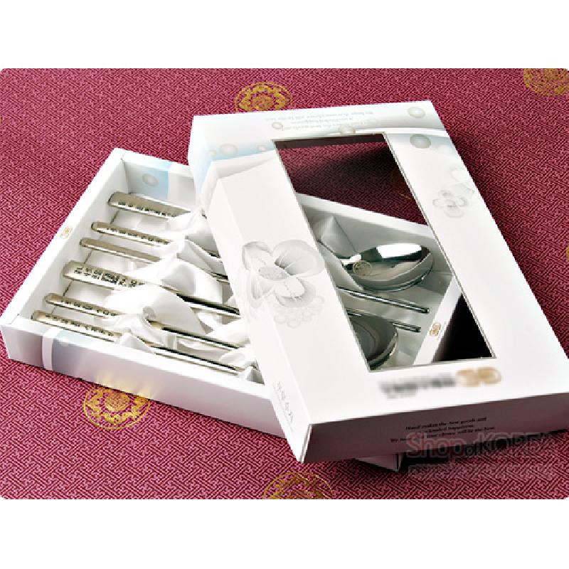 스테인리스 재질에 훈민정음 글자 상감 장식이 된 은색 전통수저 2인 세트.