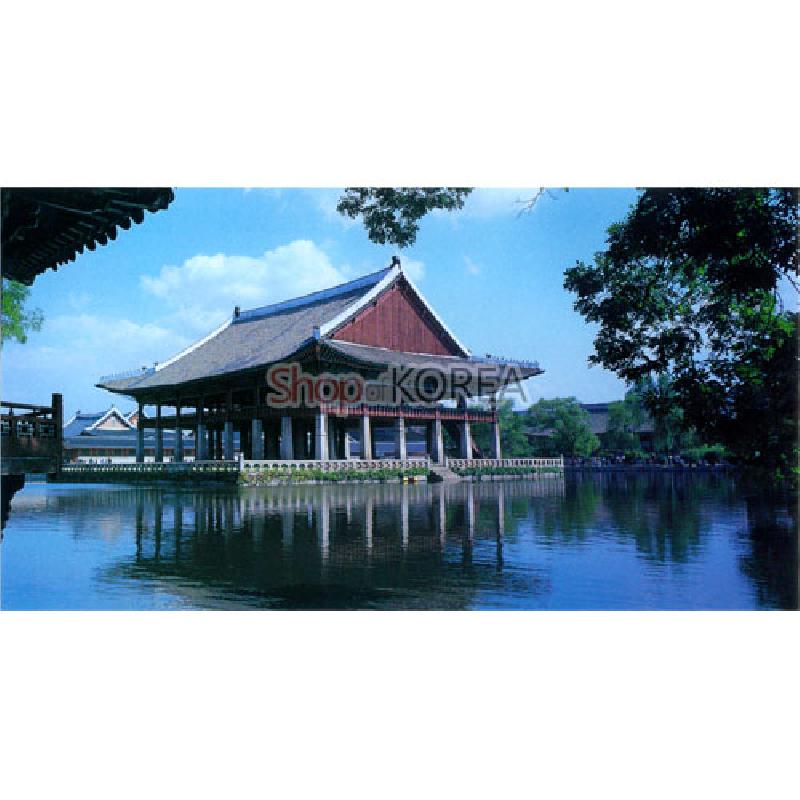 한옥 양식의 누각과 연못을 담은 사진 인쇄 풍경엽서, 청색 하늘과 수면 반영 색감이 돋보이는 디자인. 한옥 양식의 누각과 연못을 담은 사진 인쇄 풍경엽서, 청색 하늘과 수면 반영 색감이 돋보이는 디자인.