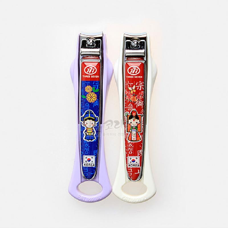 한복 입은 신랑·신부 캐릭터와 한글·꽃 문양이 인쇄된 금속 손톱깎이 2P 세트.