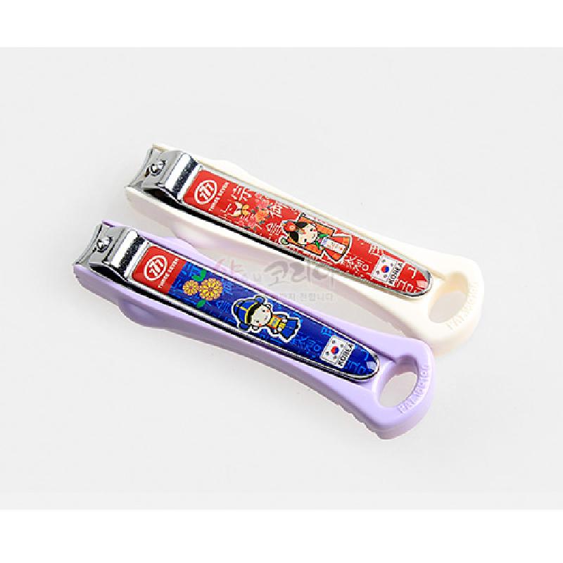 금속 재질 위에 한복 차림 신랑·신부 캐릭터와 꽃문양을 컬러 인쇄한 붉은색·파란색 장식의 손톱깎이 세트.