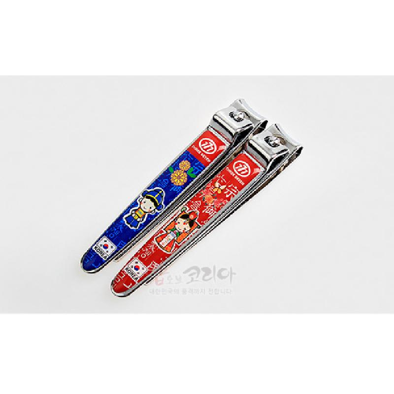 금속 재질 손톱깎이에 파란색·빨간색 바탕 전통 혼례 신랑·신부 캐릭터와 국기, 꽃무늬 인쇄 장식이 돋보이는 디자인.