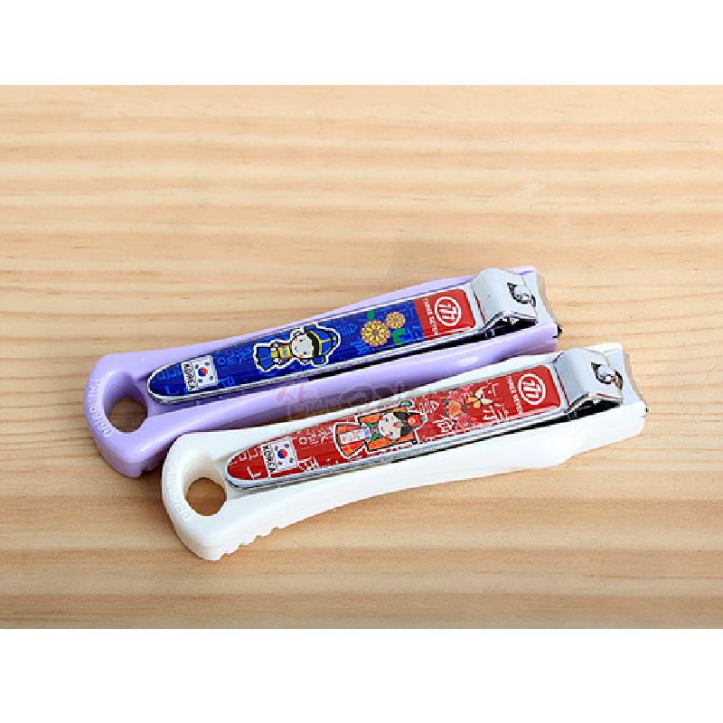 금속 재질 위에 신랑·신부 캐릭터와 태극기, 꽃문양을 컬러 인쇄한 보라·흰색 플라스틱 손잡이 손톱깎이 세트.