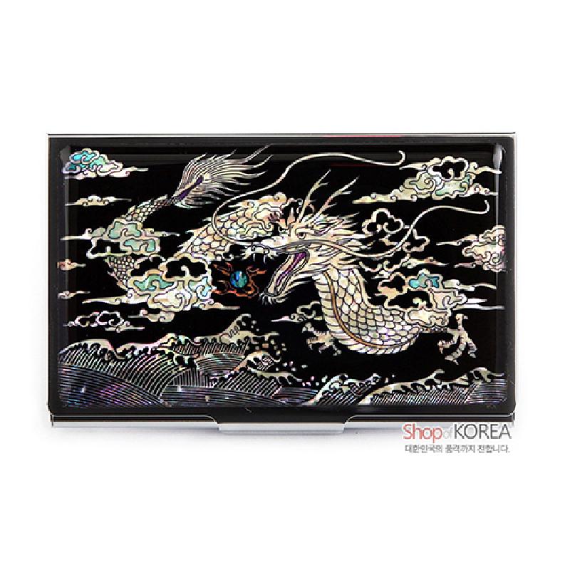 검은 옻칠 바탕 위 자개 상감으로 용과 구름, 파도 문양을 섬세하게 표현한 금속 명함케이스.