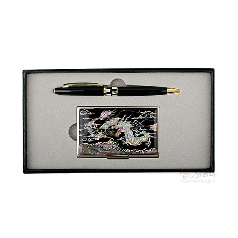 흑색 바탕에 자개 상감으로 용과 구름 문양을 넣은 금속 명함케이스와 금장 포인트의 흑색 볼펜 2종 세트.