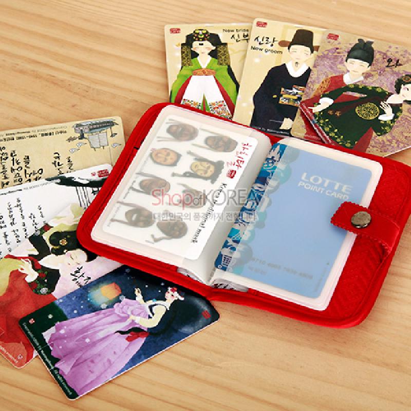 전통 혼례복을 입은 새신부와 신랑 일러스트가 인쇄된 카드형 USB, 다채로운 색상의 평면 인쇄 장식.