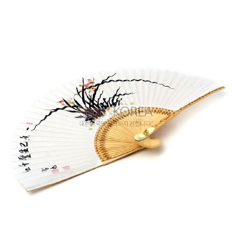 대나무살과 흰 종이 위에 수묵채색 난초와 한글·한자 서예가 어우러진 전통 합죽선.