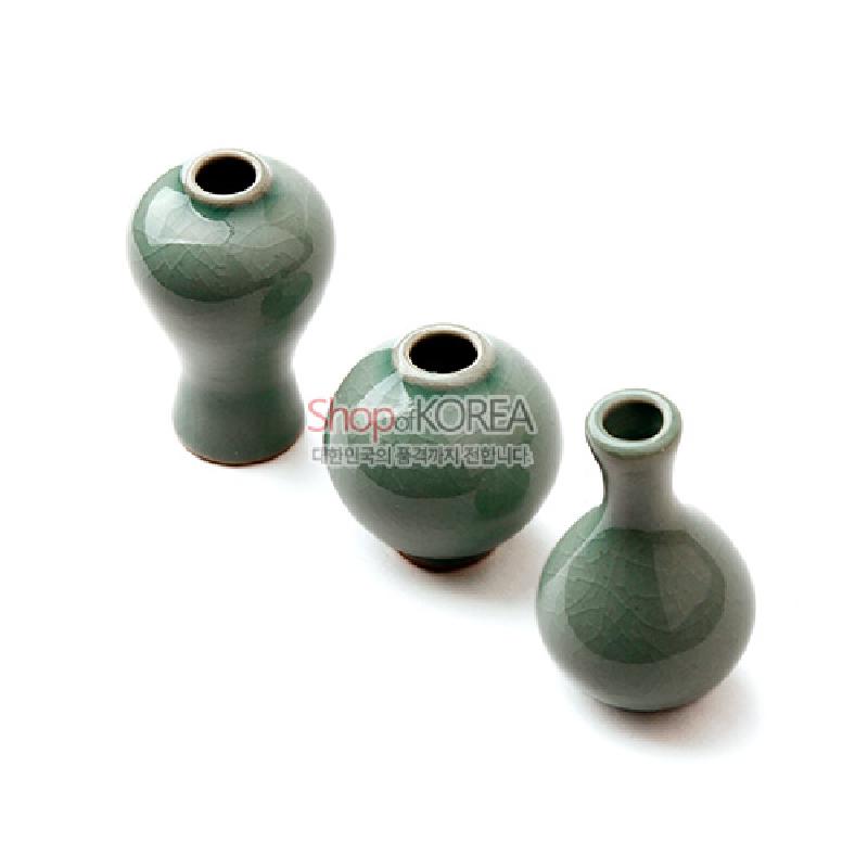 비색 유약을 입힌 도자 재질의 미니 주매병 3P 세트, 균일한 갈라짐 문양과 단순 곡선 실루엣이 돋보이는 청자 공예품.