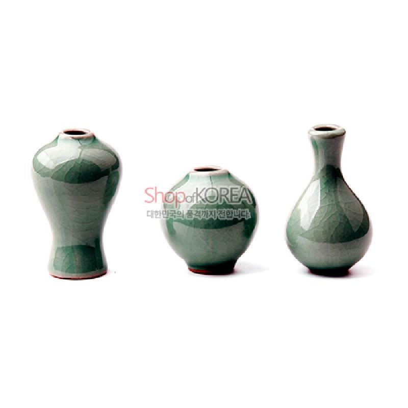 비취색 청자 재질로 제작된 미니 주병 3종 세트, 갈라짐 유약의 균열무늬와 간결한 곡선 형태가 조화를 이루는 소형 도자기 세트.