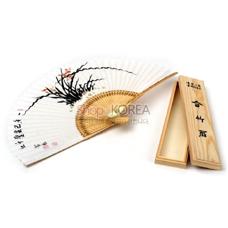 대나무 살과 흰 종이로 제작된 합죽선, 먹선으로 그린 난초 문양과 한글 서예가 특징인 부채와 나무 케이스.