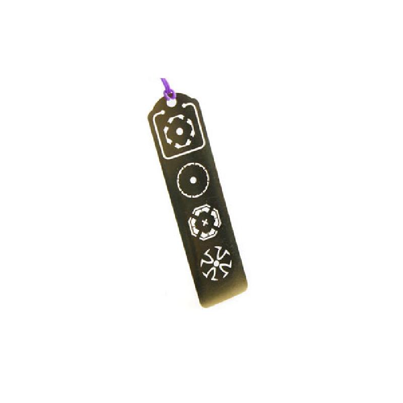 금속 소재에 창살기와 문양을 레이저 커팅한 금장 책갈피, 상단 보라색 끈 장식.