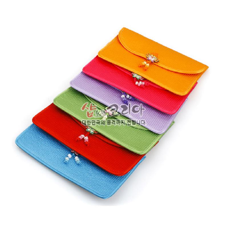 색색의 누비 비단 소재로 제작된 직사각 지갑, 중앙 나비 매듭과 꽃 모양 비즈 장식이 돋보이는 디자인.