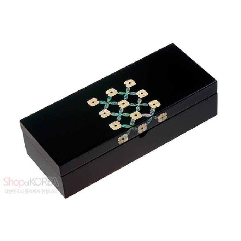 검정 옻칠 표면에 자개로 매화꽃과 가지 문양을 상감한 직사각형 필함형 공예품.