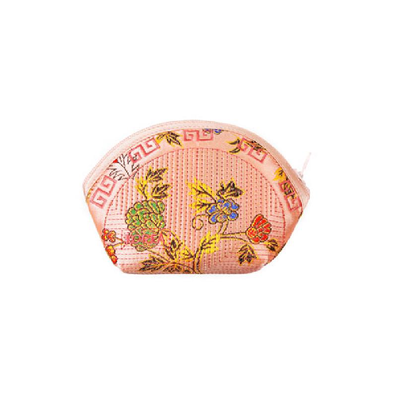 살구색 누비 비단 소재에 다채로운 꽃과 덩굴, 전통 기하학 문양이 수놓인 반달형 동전지갑. 살구색 누비 비단 소재에 다채로운 꽃과 덩굴, 전통 기하학 문양이 수놓인 반달형 동전지갑.