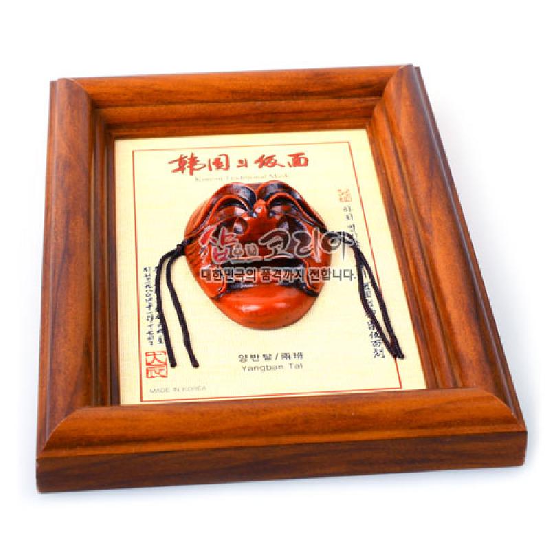 붉은 갈색 옻칠 나무 양반 하회탈을 중앙에 배치한 직사각형 원목 액자형 장식품.