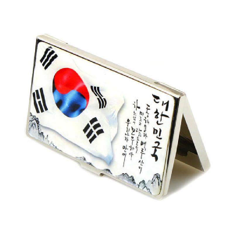 금속 재질 위에 태극기와 산수화, 한글 서예 문양을 화려한 색감으로 담은 사각형 명함집.