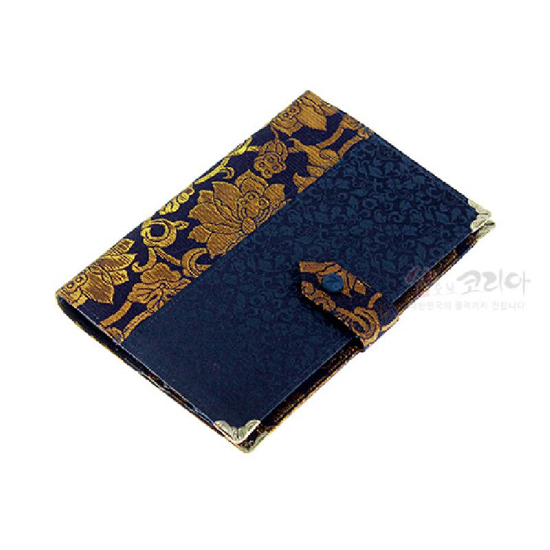 감색 바탕에 금색 전통 꽃문양이 직조된 비단 재질, 금속 모서리 장식과 스냅 단추 여밈이 특징인 통장 지갑.