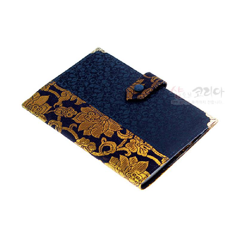 감색 비단에 금색 꽃과 넝쿨 문양을 직조한 단장 원단 사용, 금속 모서리 장식이 있는 통장 지갑.