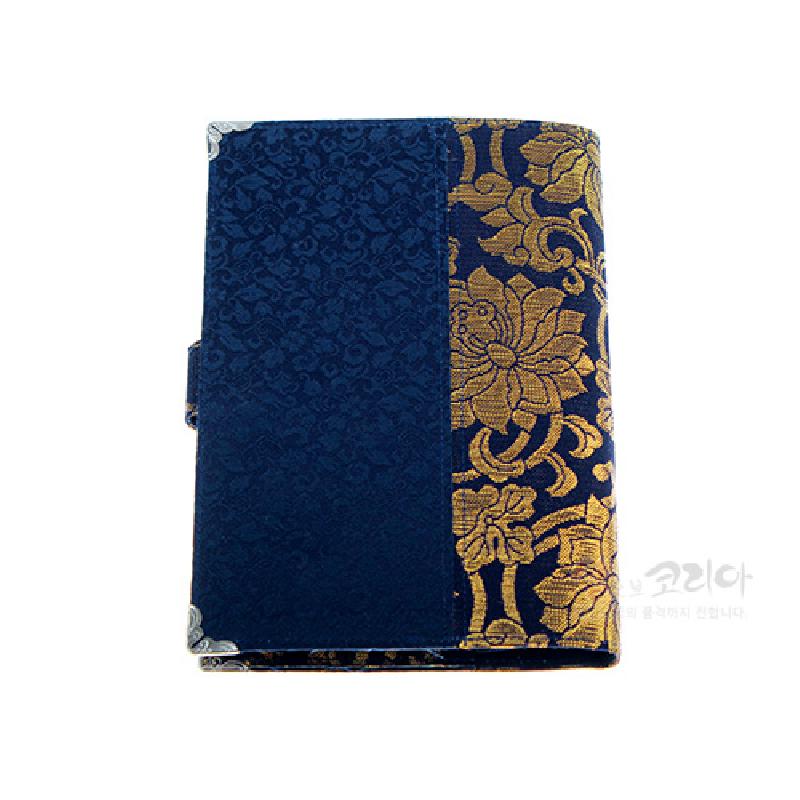 감색 비단 소재에 금색 연꽃 문양을 넣은 직조 공예, 모서리 금속 장식이 더해진 통장 지갑.