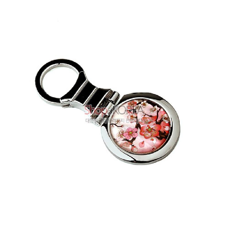 은색 금속 테두리에 분홍색 매화와 자개 장식이 어우러진 원형 손거울 겸용 키홀더형 거울.
