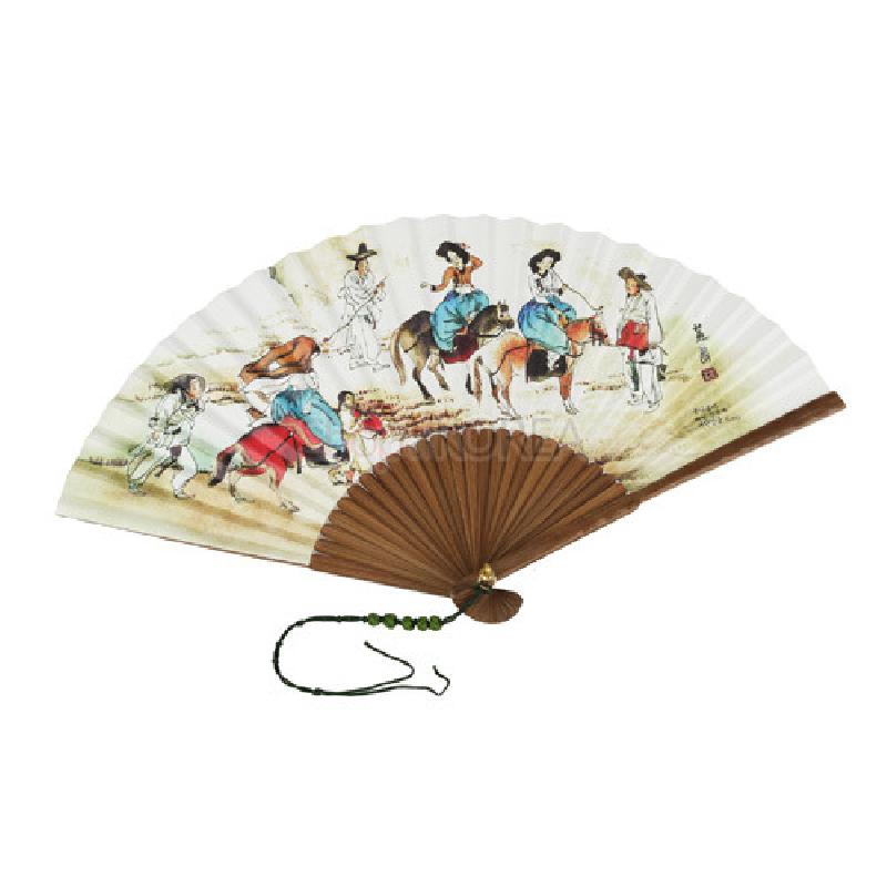종이 부채살과 나무 살대로 구성된 부채, 신윤복 풍속 인물화와 담채 채색이 어우러진 전통 회화 장식.