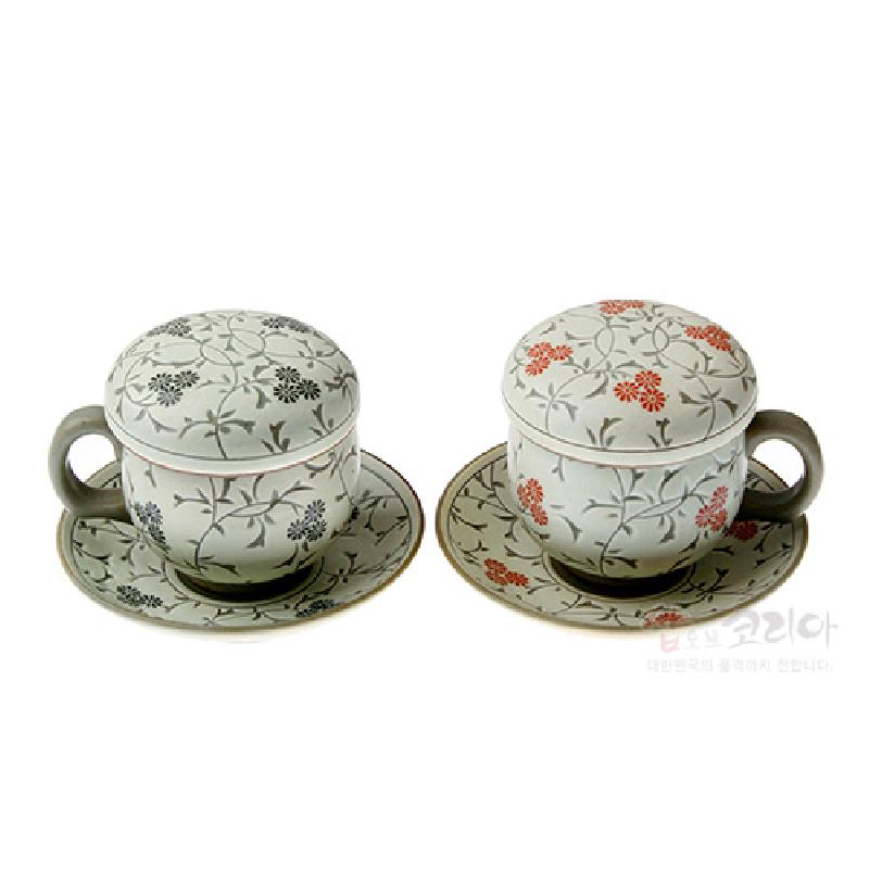 백자 재질의 컵과 뚜껑, 받침 위에 회색·붉은색 국화문을 번조 기법으로 장식한 2인 다기잔세트.