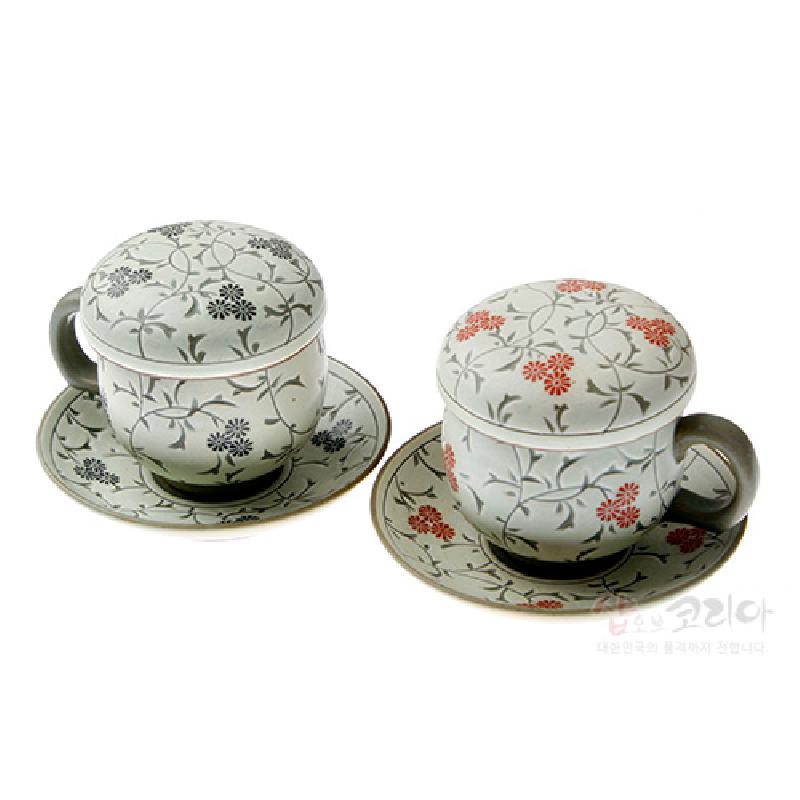 백자 재질에 회색·적색 국화와 덩굴문을 전면에 시문한 뚜껑잔과 받침 접시 세트.