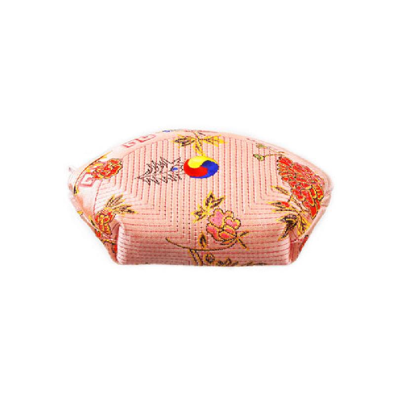 살구색 누비 비단으로 제작된 반달형 동전지갑, 태극 문양과 꽃자수 장식이 특징인 전통 패턴 소품. 살구색 누비 비단으로 제작된 반달형 동전지갑, 태극 문양과 꽃자수 장식이 특징인 전통 패턴 소품.