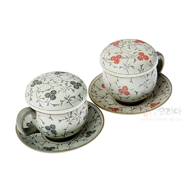 백자 재질의 뚜껑 잔과 받침 세트, 회색 줄기와 붉은색·검은색 국화문이 둘러진 2인용 다기잔세트.