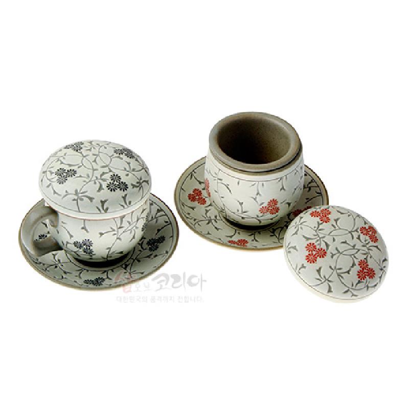백자 재질의 찻잔과 뚜껑, 받침으로 구성된 세트, 붉은색·검은색 국화와 덩굴 문양이 그려진 전통 도자 다기잔세트.