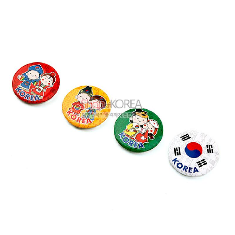 원형 금속 재질 위에 선명한 적·황·녹색 배경과 태극기 문양, 전통한복 캐릭터 일러스트가 인쇄된 디자인의 메모홀더.