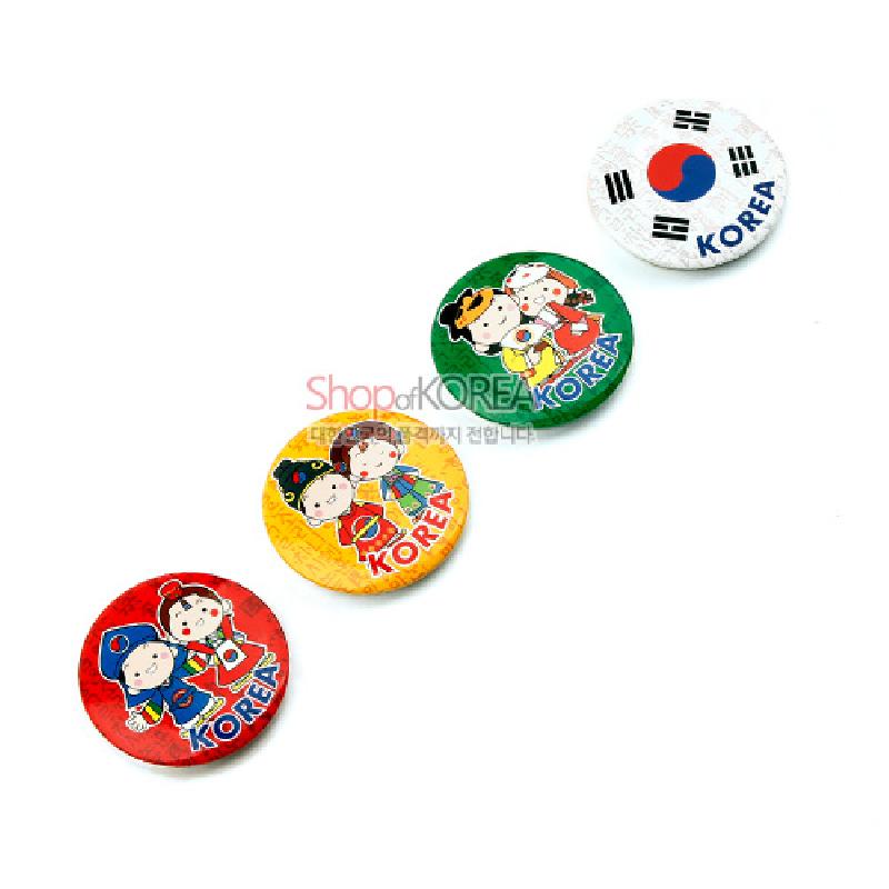 다채로운 원색 배경 위에 전통한복 캐릭터와 태극기 문양이 인쇄된 금속 원형 메모홀더 4종 세트.