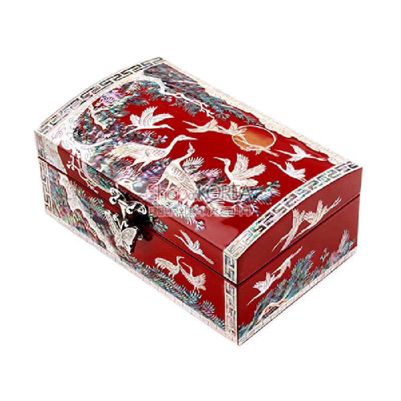 붉은 옻칠 바탕 위 자개 상감으로 학과 소나무, 해무리 문양을 표현한 둥근 지붕 형태 보석함.