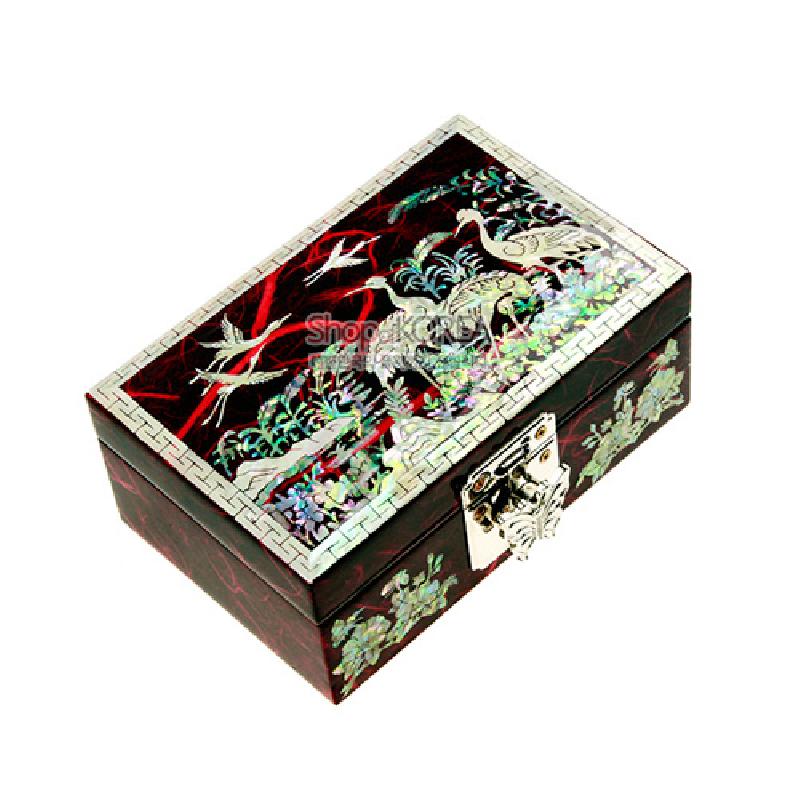 붉은 옻칠 바탕에 학과 소나무, 화초를 자개 상감한 직사각 보석함, 은빛 금속 잠금장식 포인트.