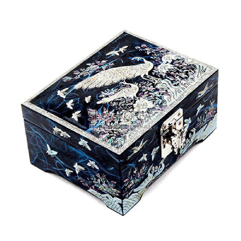 청색 옻칠 바탕 위 자개 상감 기법으로 공작과 꽃, 나비 문양을 섬세하게 표현한 보석함.
