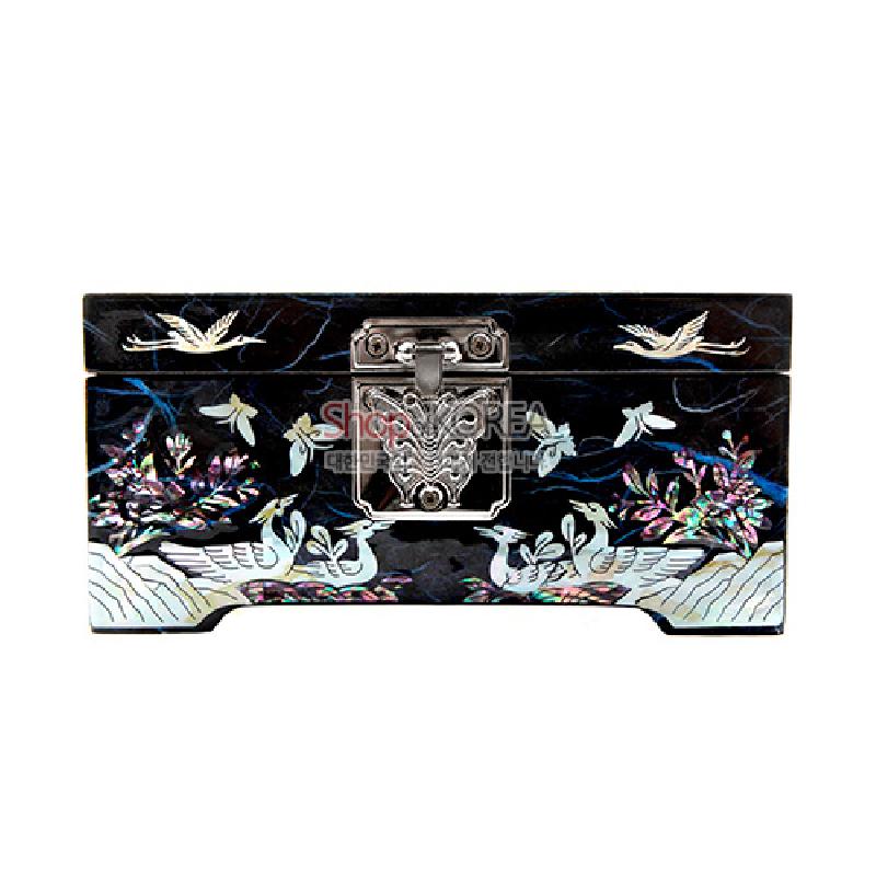 청색 옻칠 바탕에 자개 상감 기법으로 공작과 학, 꽃나무 문양을 섬세하게 표현한 금속 잠금장치 장식 보석함.