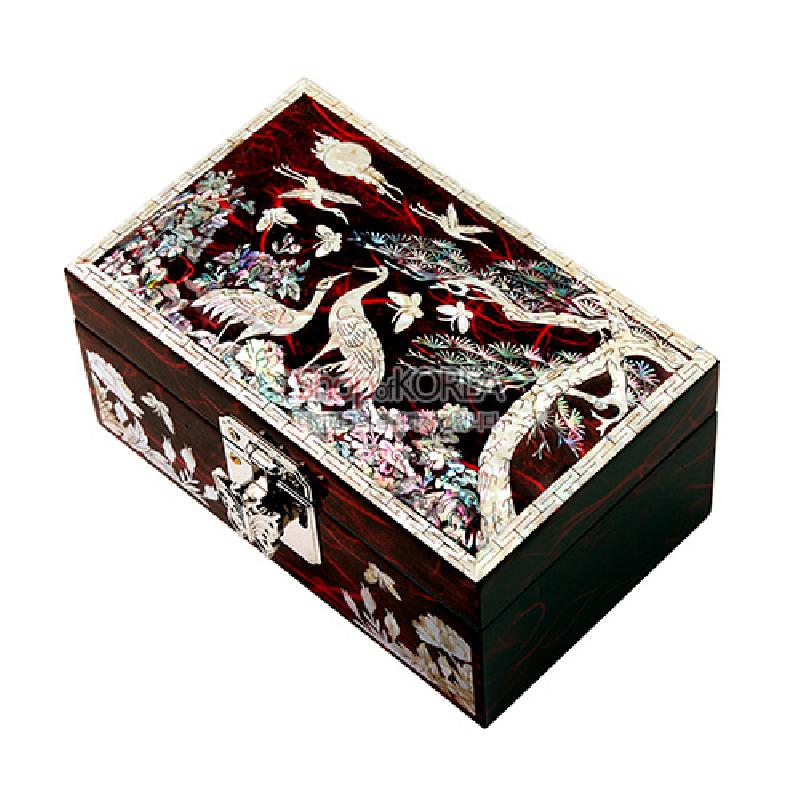 적색 옻칠 바탕 위 자개 상감으로 송학과 소나무, 연꽃 문양을 장식한 직사각형 보석함. 적색 옻칠 바탕 위 자개 상감으로 송학과 소나무, 연꽃 문양을 장식한 직사각형 보석함.