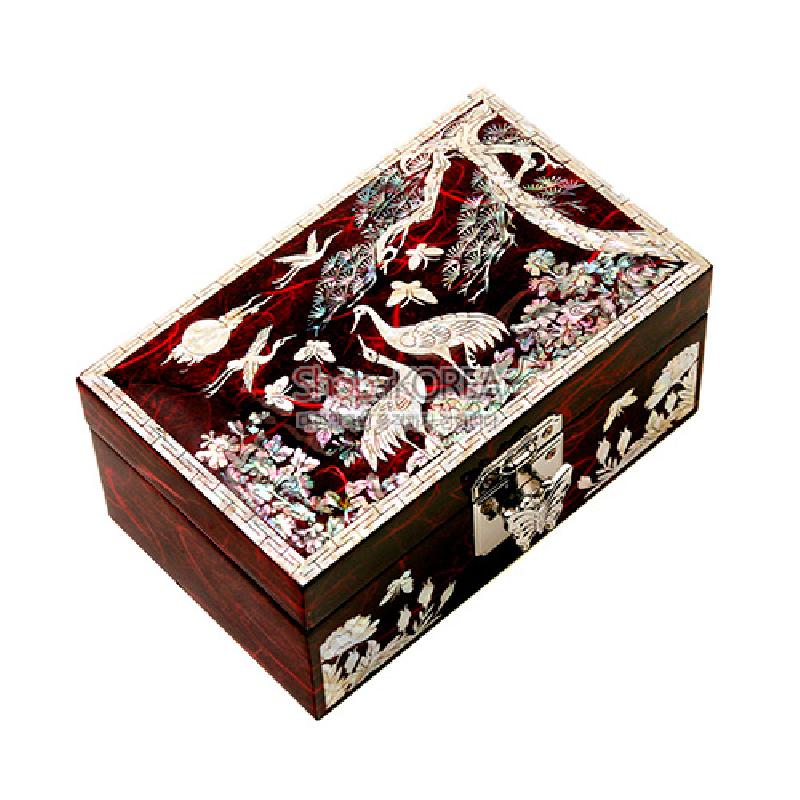 붉은 옻칠 바탕에 송학과 소나무, 꽃문양 자개 상감이 화려하게 장식된 직사각 보석함. 붉은 옻칠 바탕에 송학과 소나무, 꽃문양 자개 상감이 화려하게 장식된 직사각 보석함.