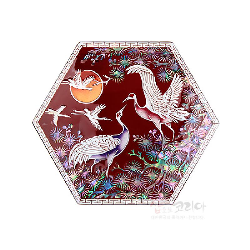 적색 옻칠 바탕에 자개 상감 기법으로 송학과 국화 문양을 넣은 6각 빈합.