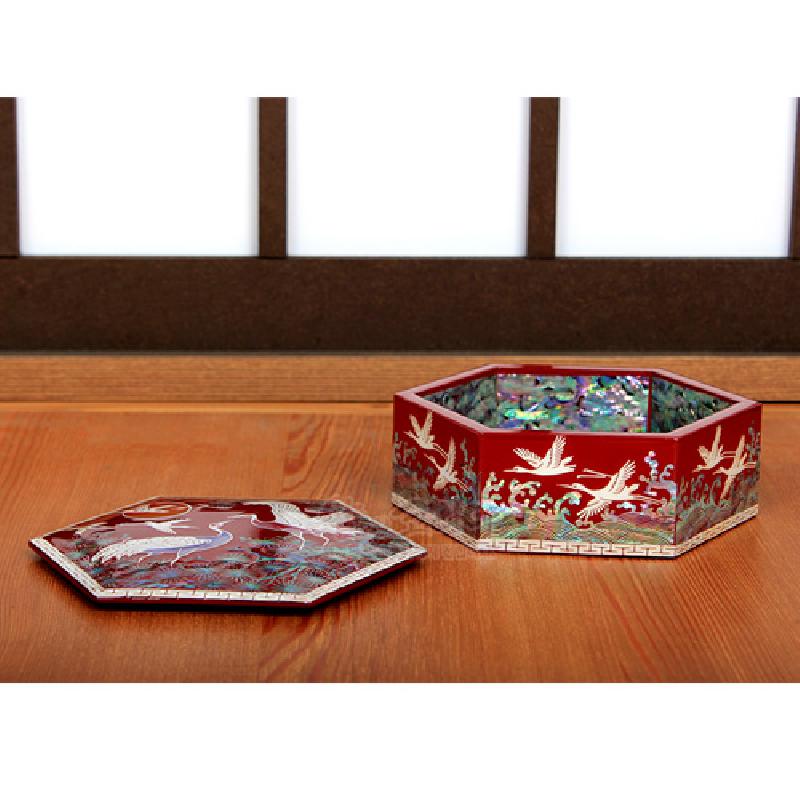 붉은 옻칠 바탕에 자개 상감으로 송학과 연꽃, 구름 문양을 넣은 6각 빈합 형태의 전통 공예함.