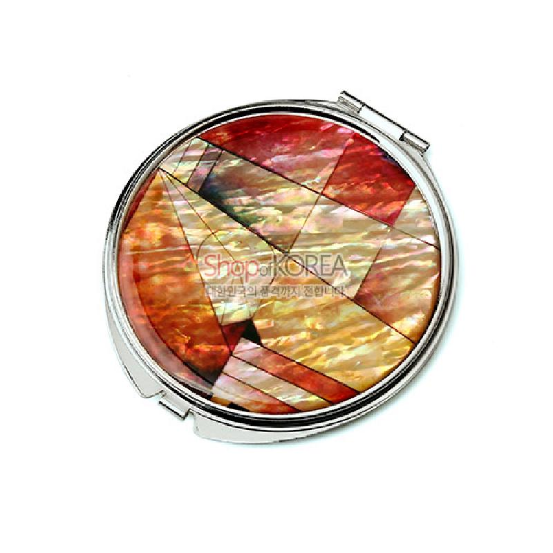은은한 광택의 자개를 상감한 금속 손거울, 붉은색·주황색 계열 옅은 조각보 기하학 문양 장식. 은은한 광택의 자개를 상감한 금속 손거울, 붉은색·주황색 계열 옅은 조각보 기하학 문양 장식.