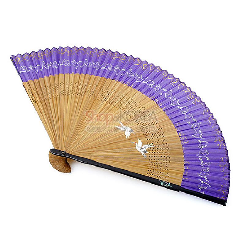 대나무 살에 자개 상감 학 문양과 자색 실크 천, 금색 한글 장식이 어우러진 수공 부채.