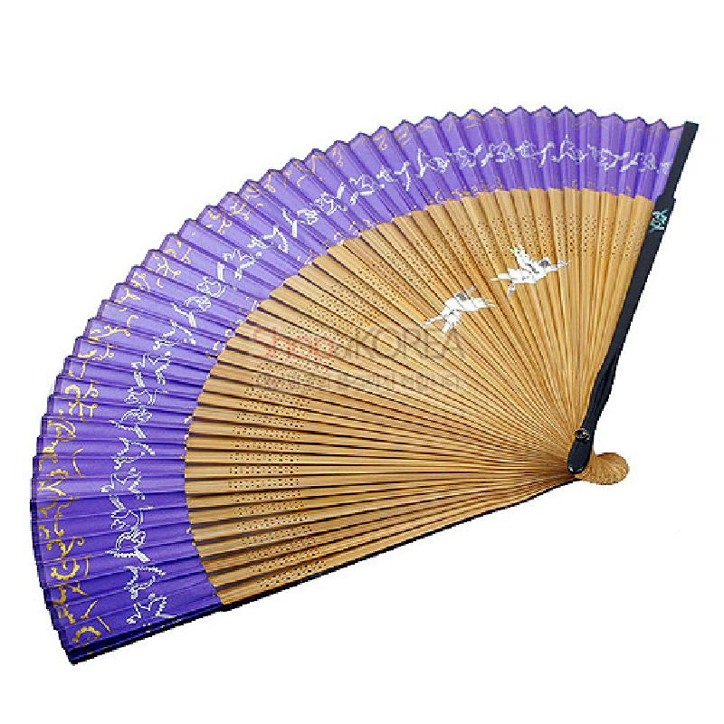 자색 실크 부채살에 금색 한글 문양과 자개 상감 학 장식, 대나무 살대가 조화를 이룬 부채.