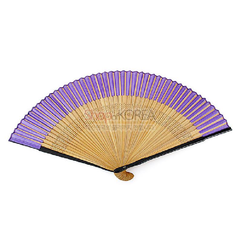 자개 장식 살에 섬세한 타공 무늬를 넣고, 자색 비단 천을 펼침면에 배치한 전통 접이식 부채.