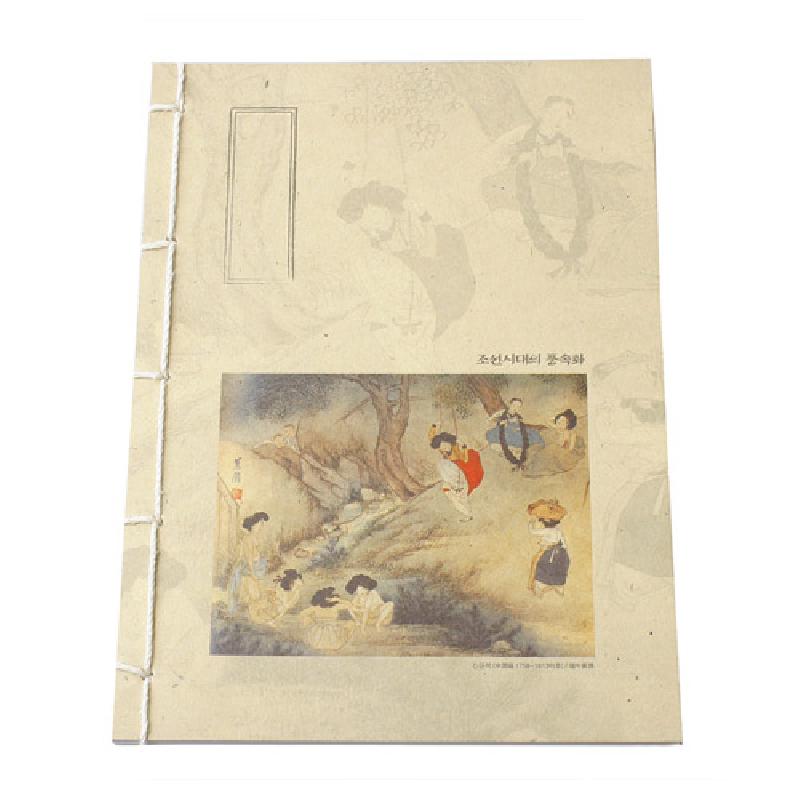 전통 한지 재질에 실로 제본한 대형 연습장, 연한 베이지색 바탕에 신윤복 단오도 인쇄와 희미한 인물 문양이 더해진 디자인. 전통 한지 재질에 실로 제본한 대형 연습장, 연한 베이지색 바탕에 신윤복 단오도 인쇄와 희미한 인물 문양이 더해진 디자인.