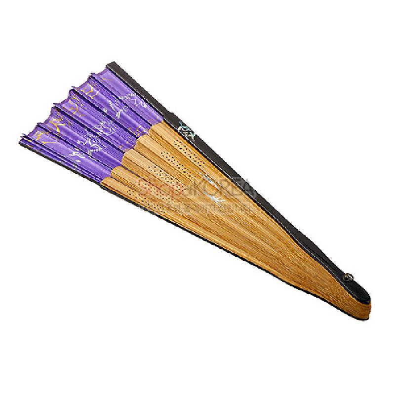 자색 실크천에 금색·백색 꽃문양이 인쇄되고 대나무살과 흑색 자개 장식이 더해진 수공 부채.