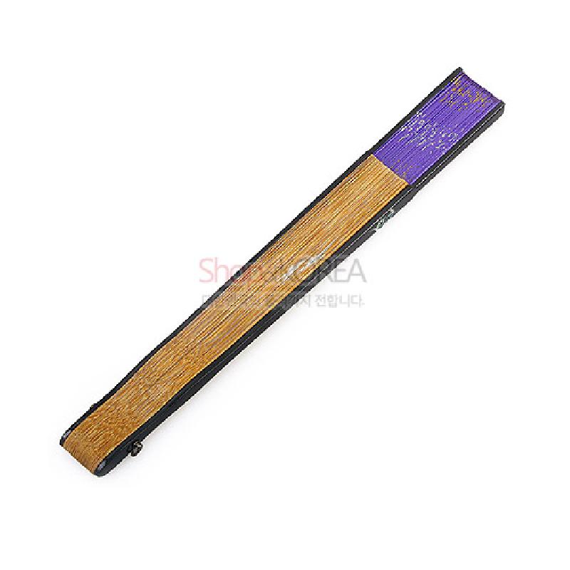 자주색 실크 문양이 끝부분에 더해진 대나무 살 부채, 가장자리에 검은 천으로 마감된 수공 접이부채.