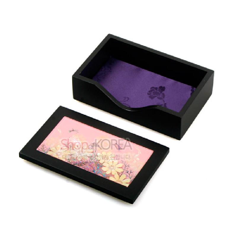 검은 무광 재질에 분홍색 배경 자개 코스모스 꽃무늬가 장식된 명함함, 보라색 비단 안감 구성. 검은 무광 재질에 분홍색 배경 자개 코스모스 꽃무늬가 장식된 명함함, 보라색 비단 안감 구성.