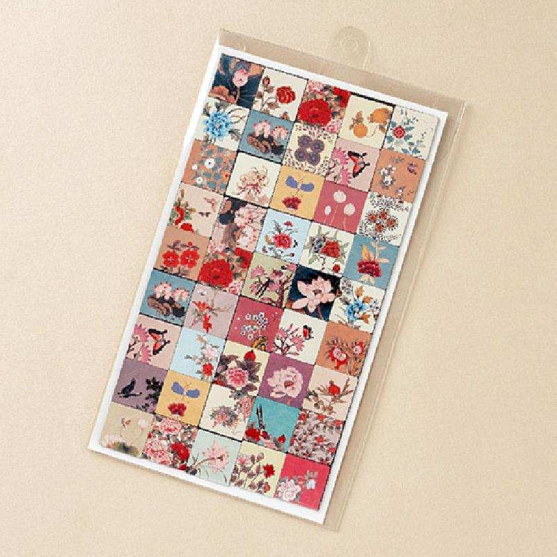 다채로운 파스텔과 원색 배경 위에 화조도 민화를 모자이크처럼 배열한 고무 자석 세트.